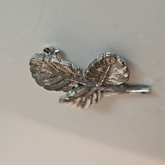 2 SARAH COV Silvertone Brooches, 1 STRAWBERRY & 1 BRANCH - Picture 3 of 7